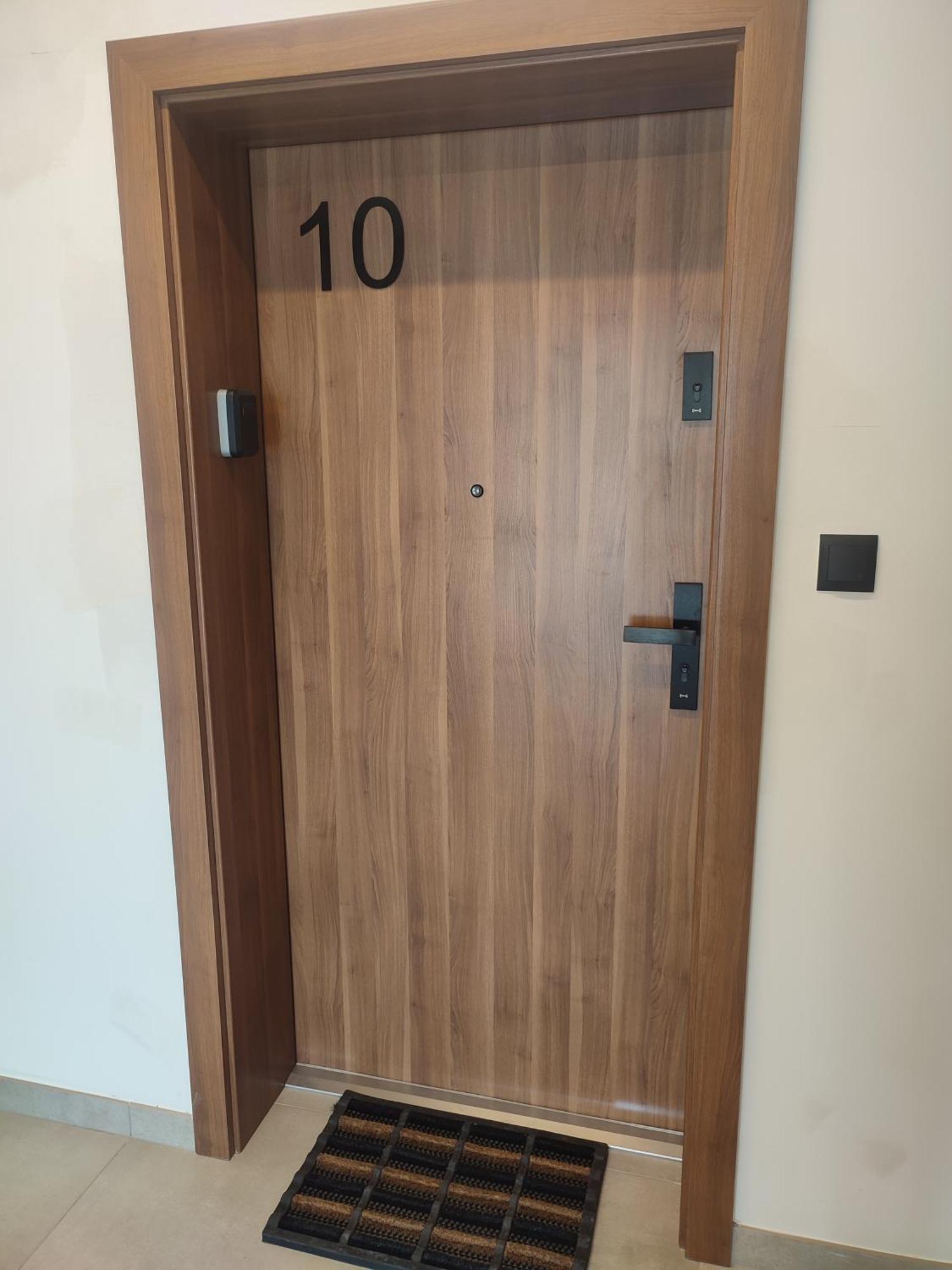 Apartament Sztuk Pieknych 10 ピワ エクステリア 写真